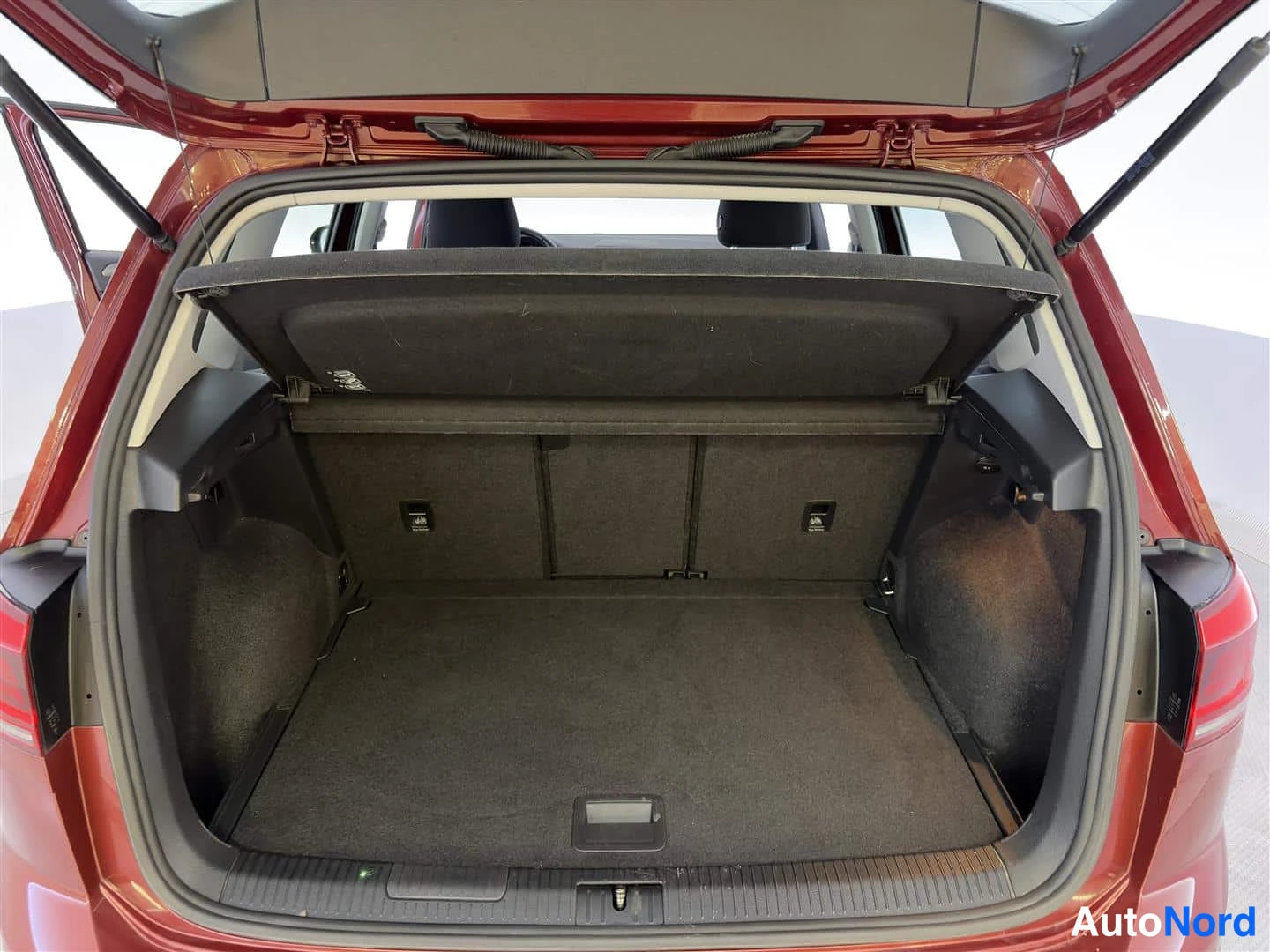 Red Volkswagen Golf Sportsvan 2018, photo 19