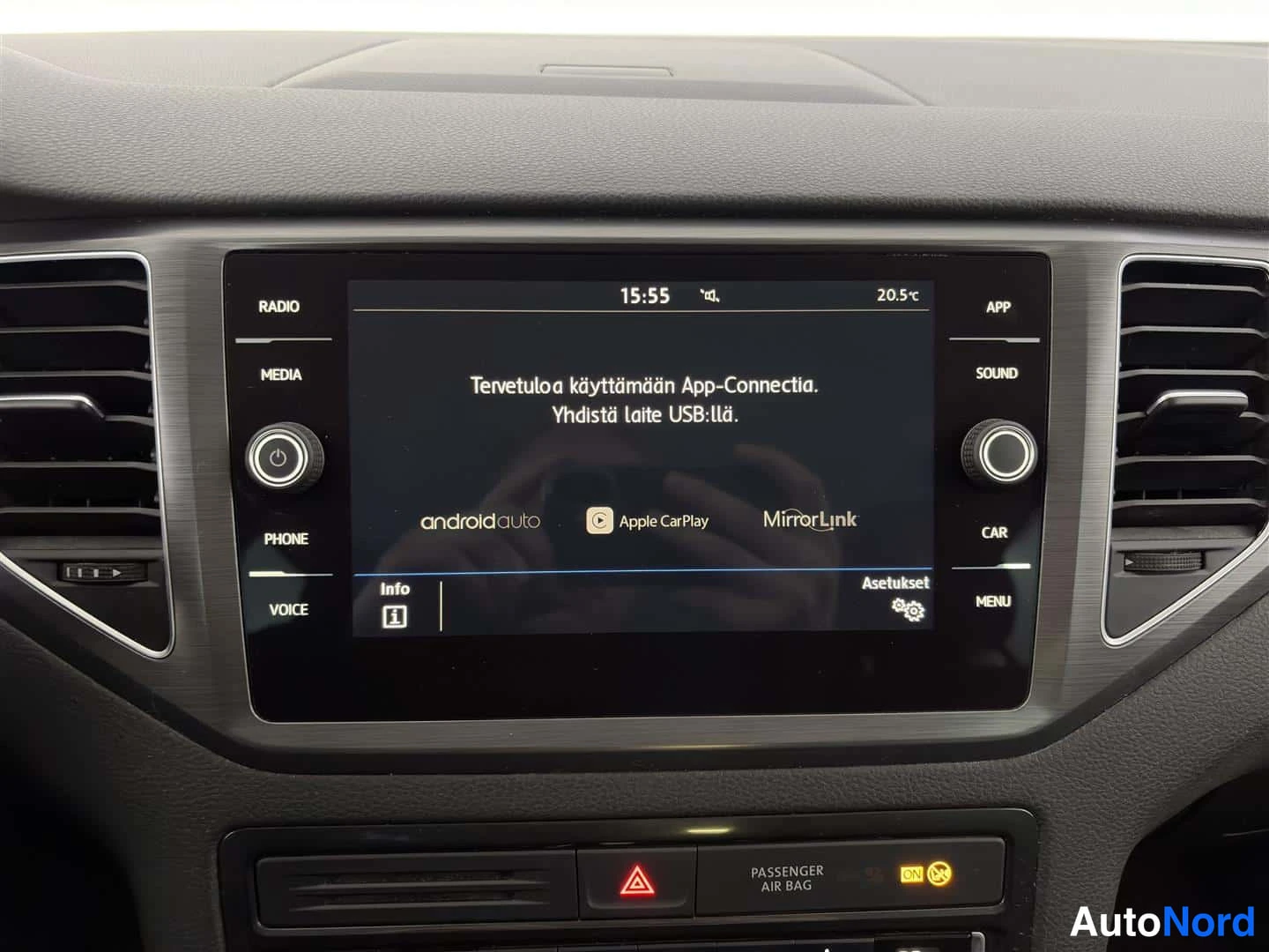 Red Volkswagen Golf Sportsvan 2018, photo 24