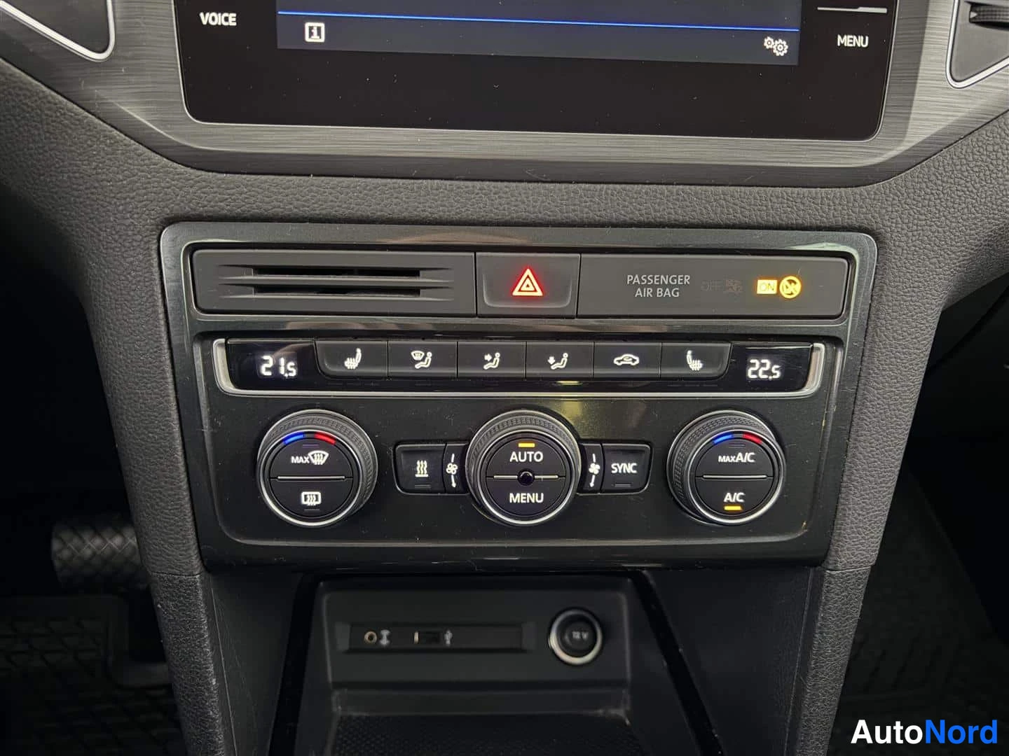Red Volkswagen Golf Sportsvan 2018, photo 25