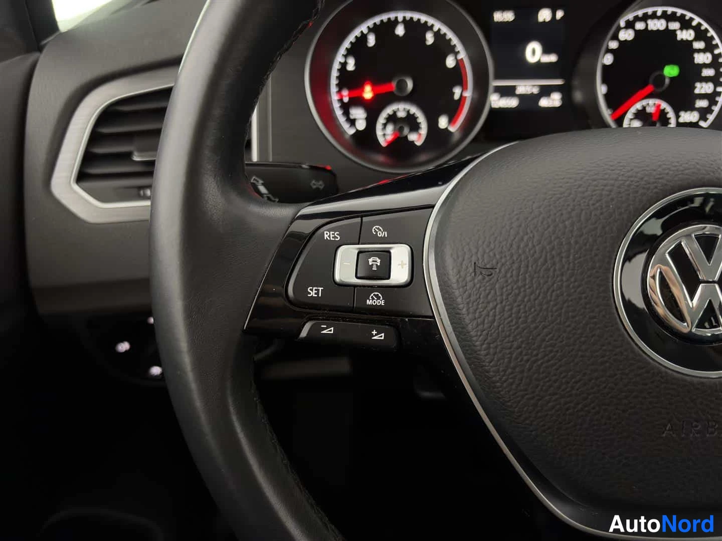 Red Volkswagen Golf Sportsvan 2018, photo 28