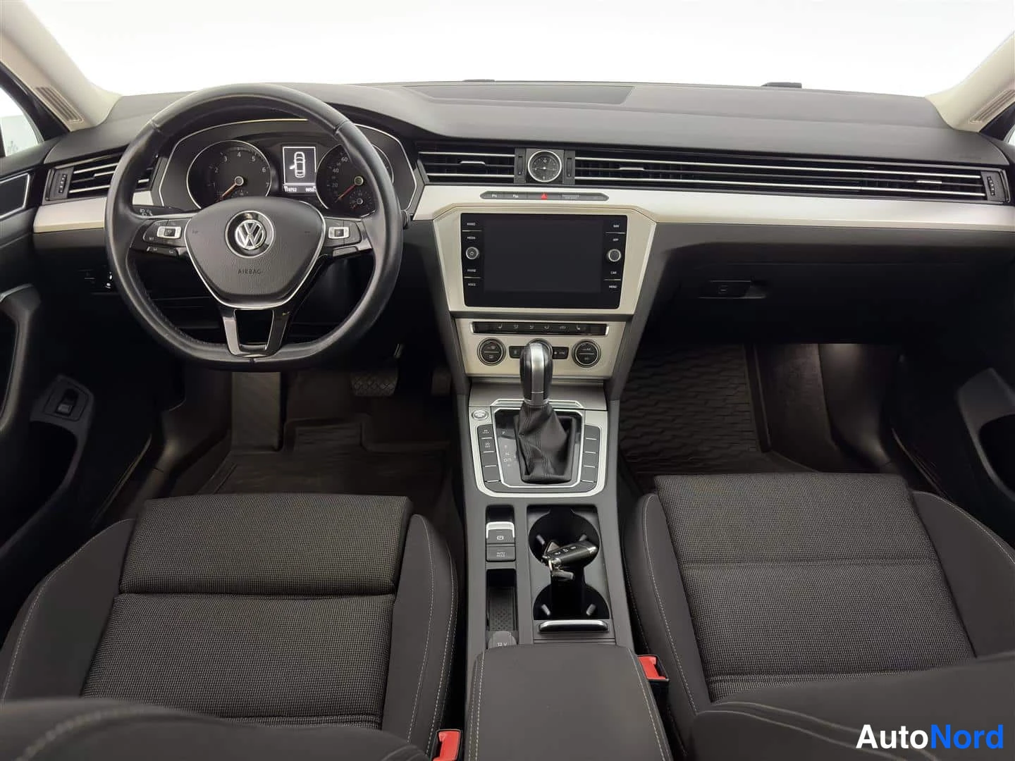 Harmaa Volkswagen Passat 2018, kuva 13