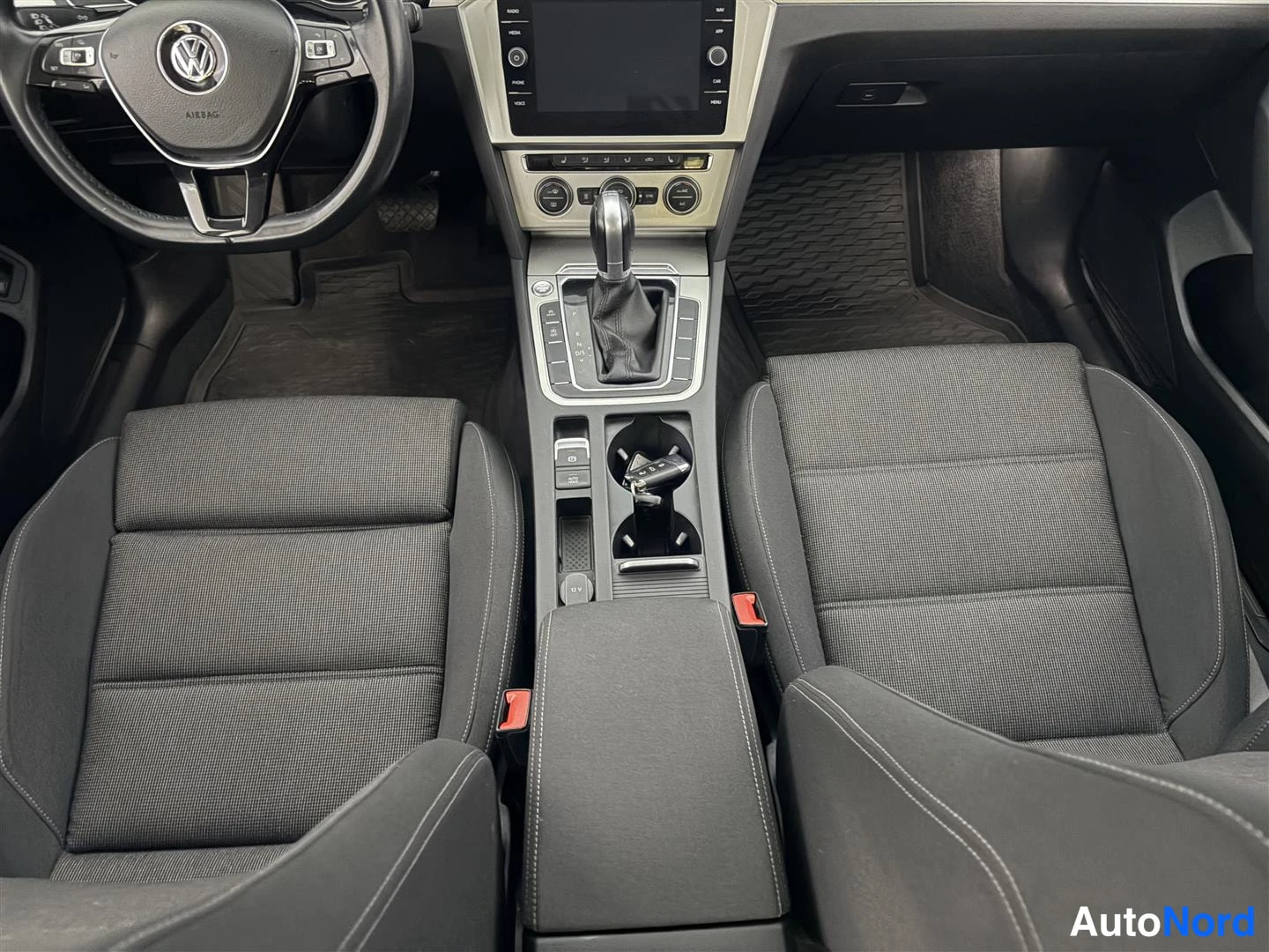 Harmaa Volkswagen Passat 2018, kuva 14