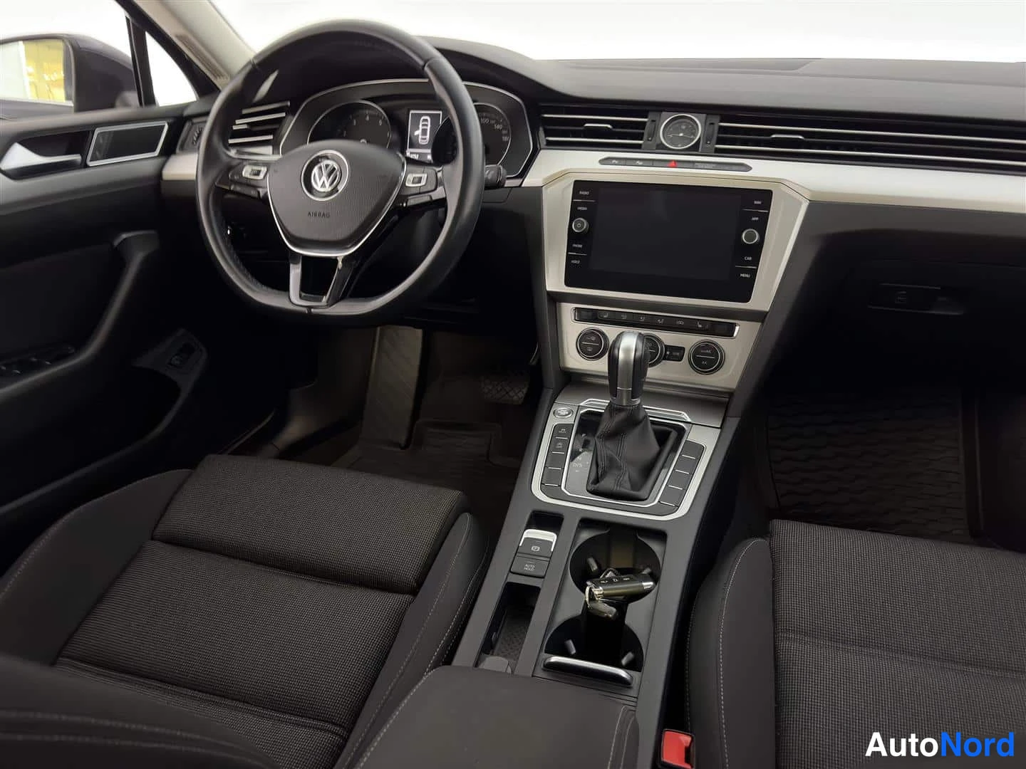 Harmaa Volkswagen Passat 2018, kuva 15