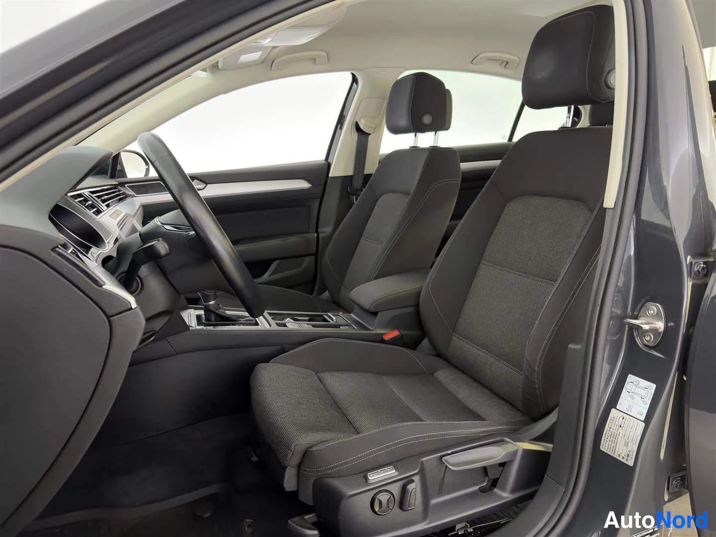 Harmaa Volkswagen Passat 2018, kuva 16