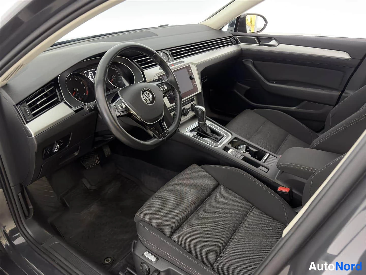 Harmaa Volkswagen Passat 2018, kuva 17