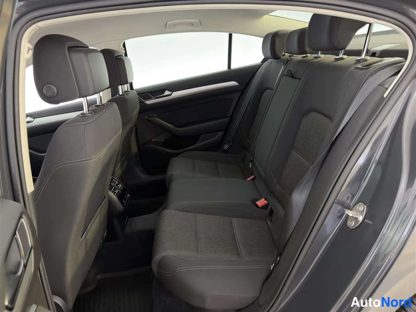 Harmaa Volkswagen Passat 2018, kuva 18