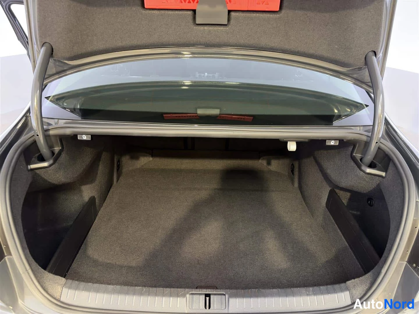 Harmaa Volkswagen Passat 2018, kuva 19