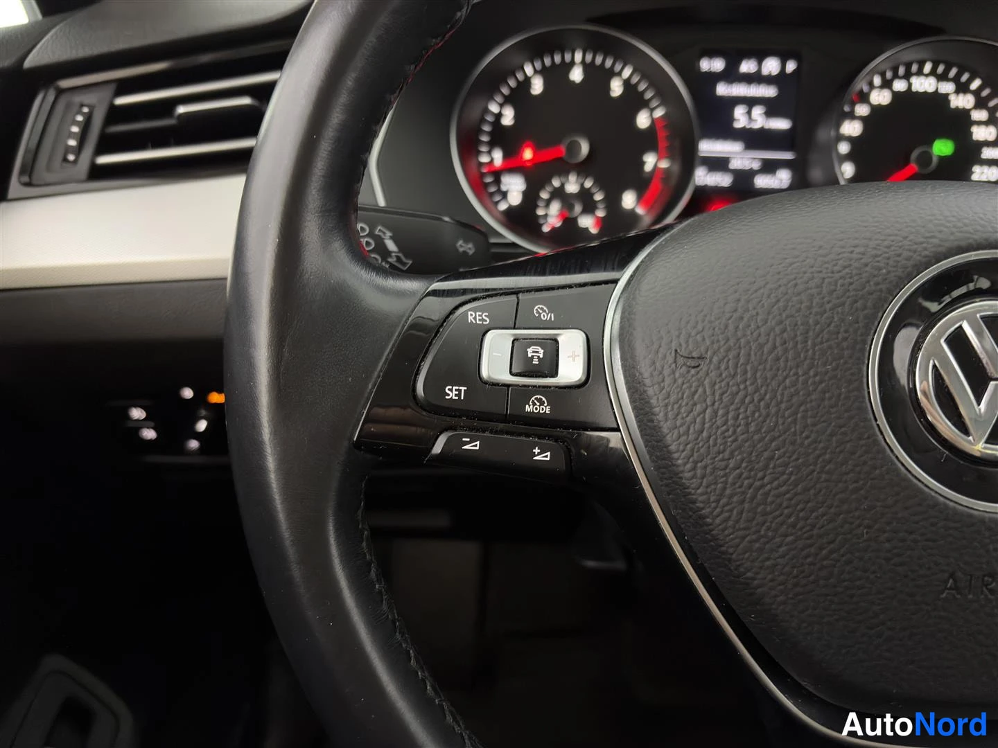 Harmaa Volkswagen Passat 2018, kuva 28