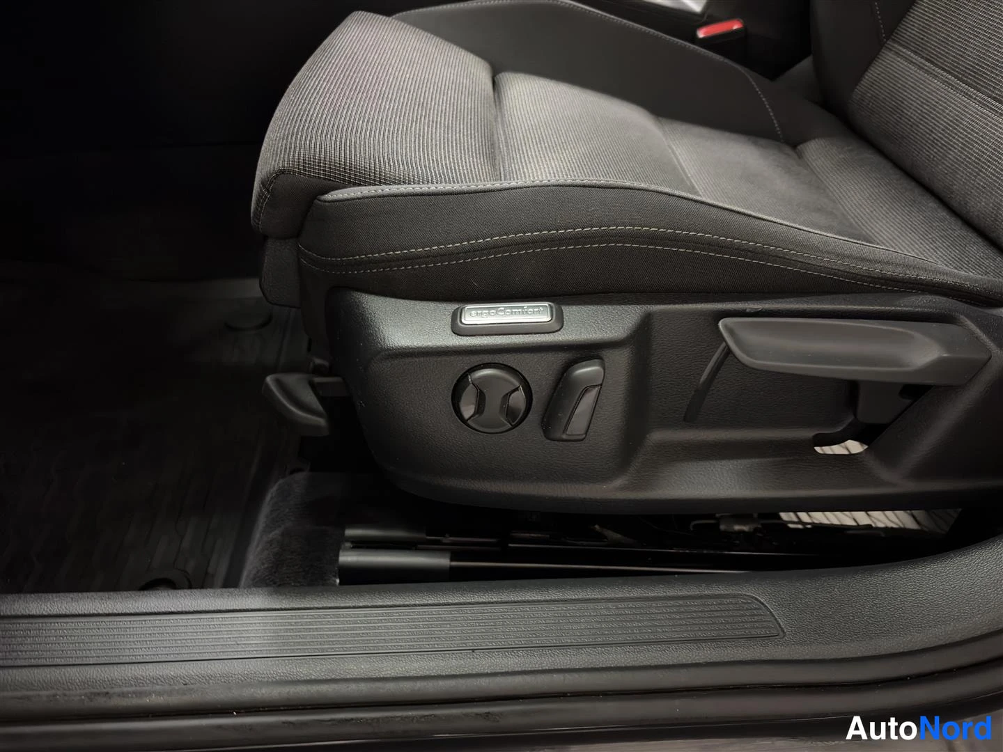 Harmaa Volkswagen Passat 2018, kuva 31
