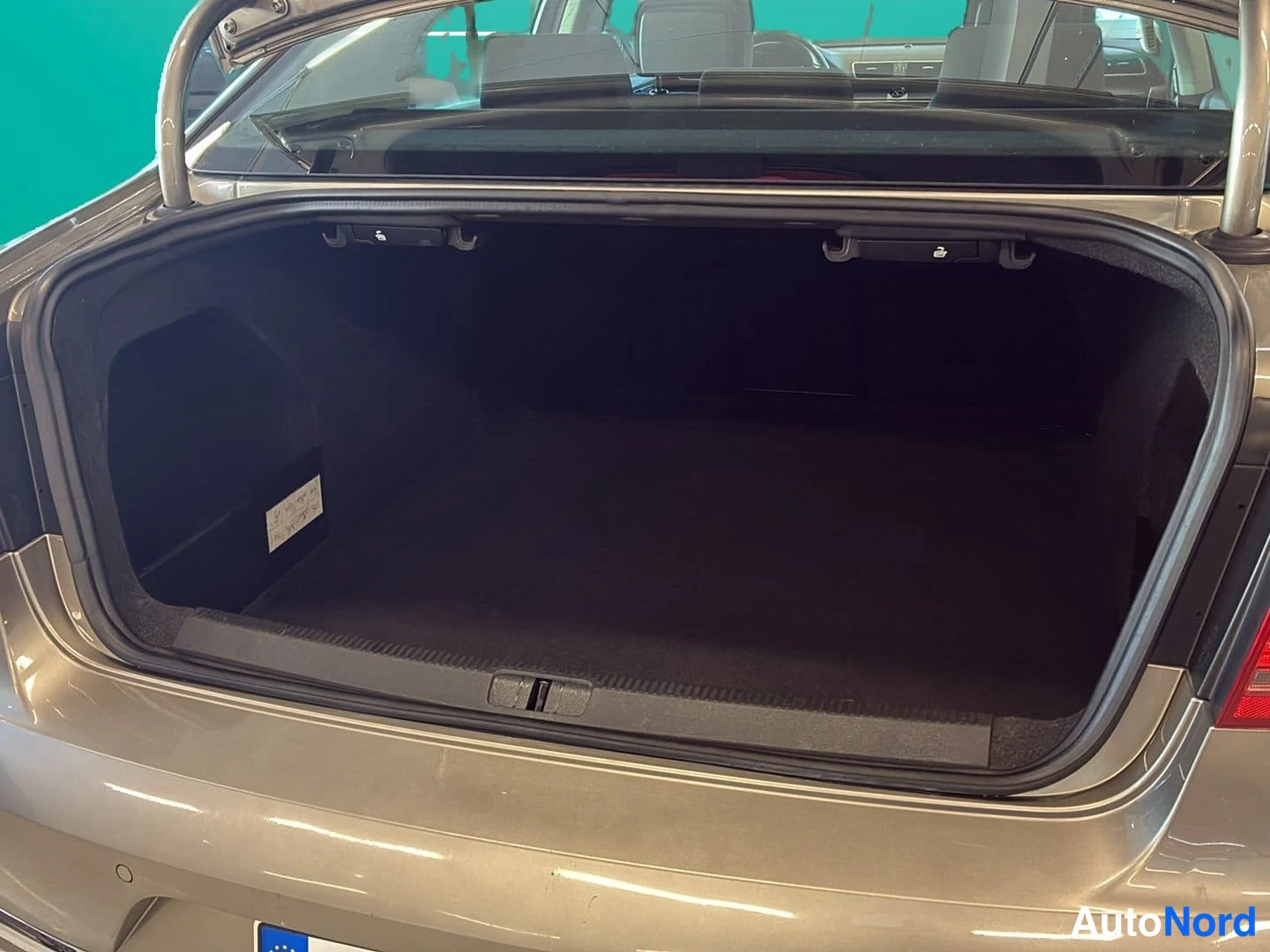 Ruskea Volkswagen Passat 2012, kuva 17