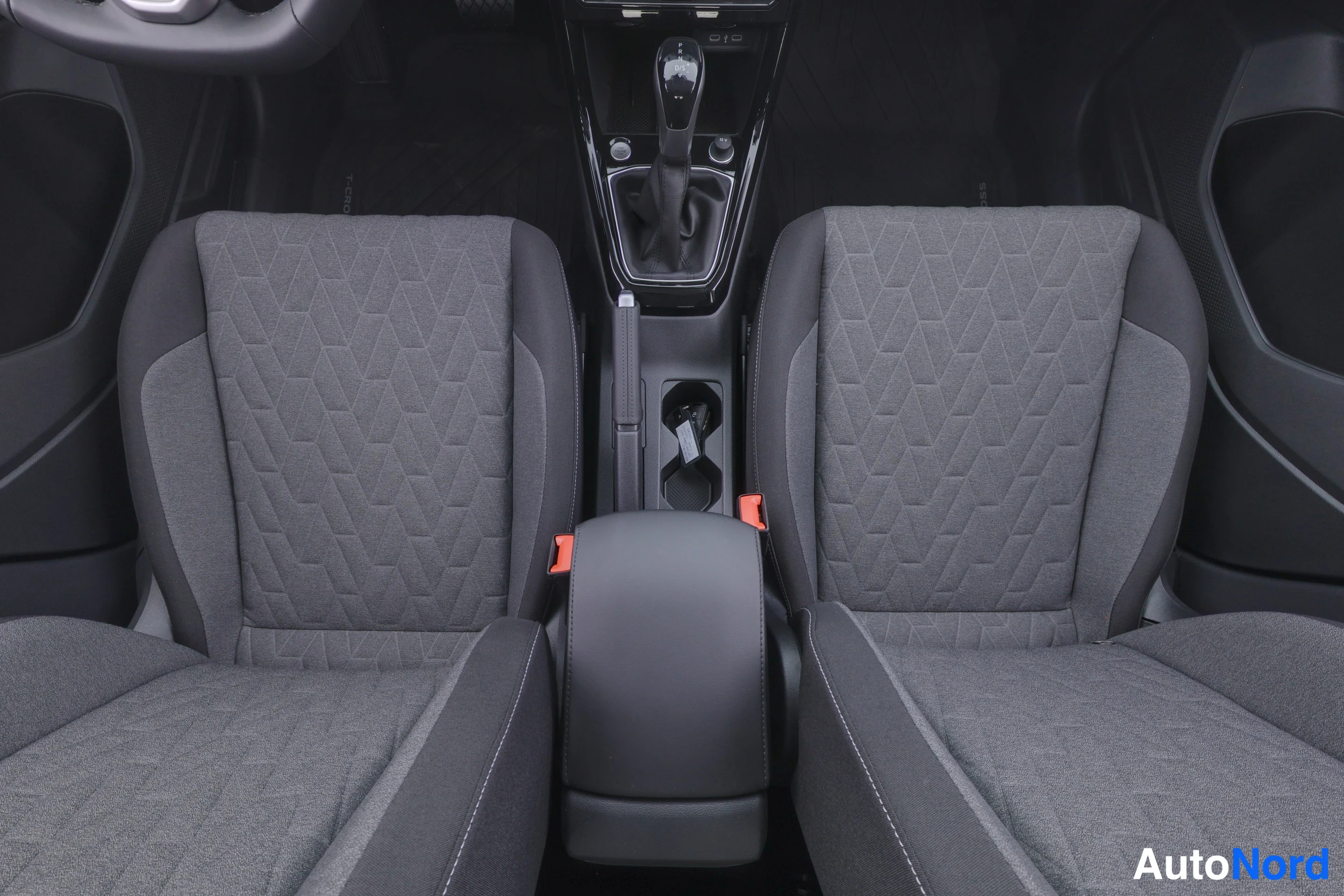 Harmaa Volkswagen T-Cross 2026, kuva 18