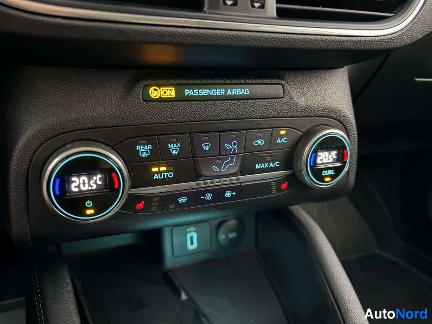 Grå Ford Focus 2020, bild 24