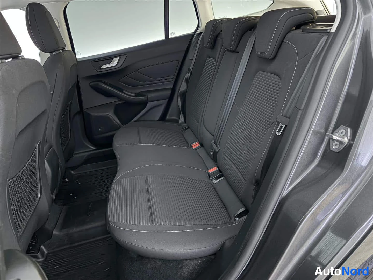 Grå Ford Focus 2020, bild 35