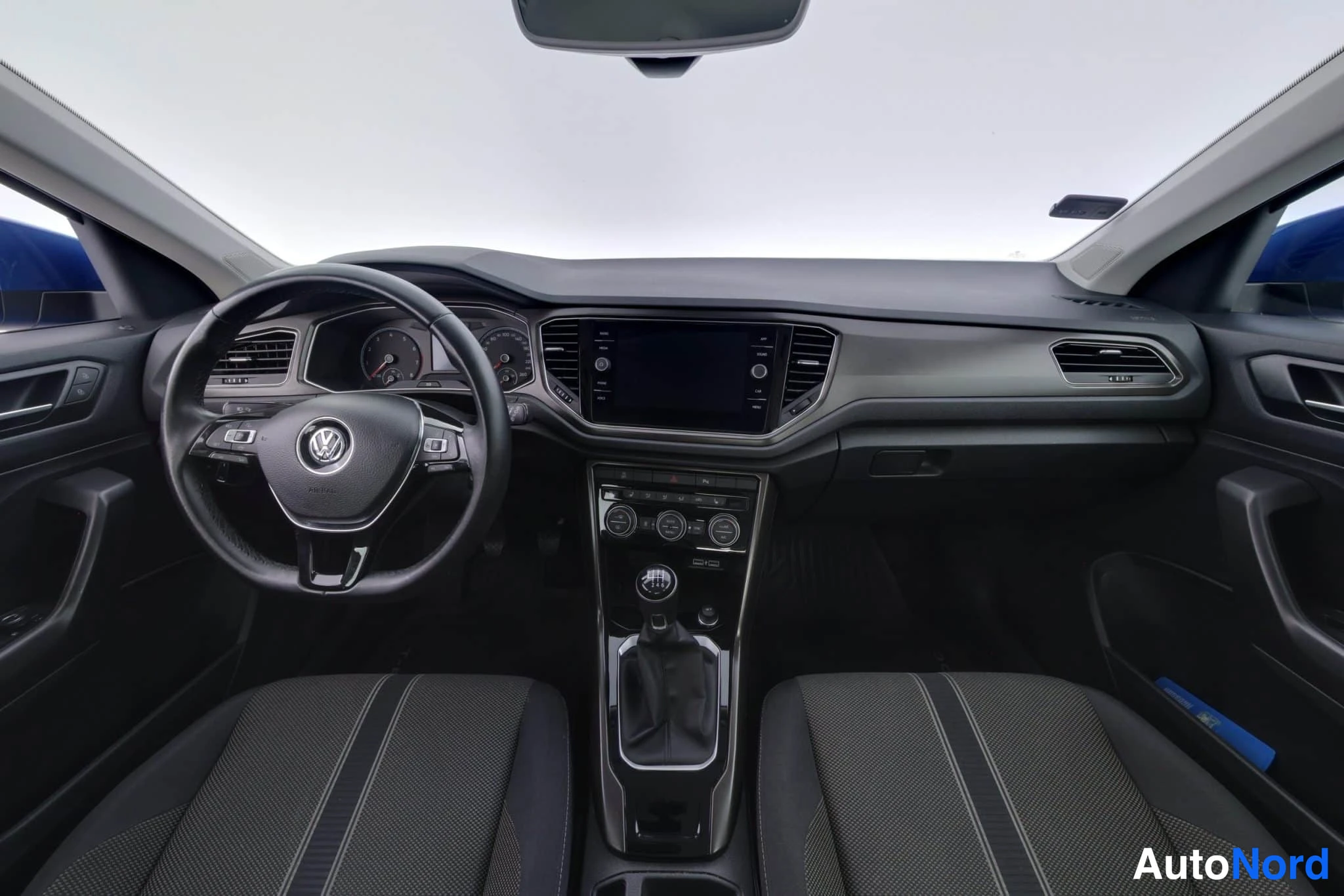 Sininen Volkswagen T-Roc 2019, kuva 13