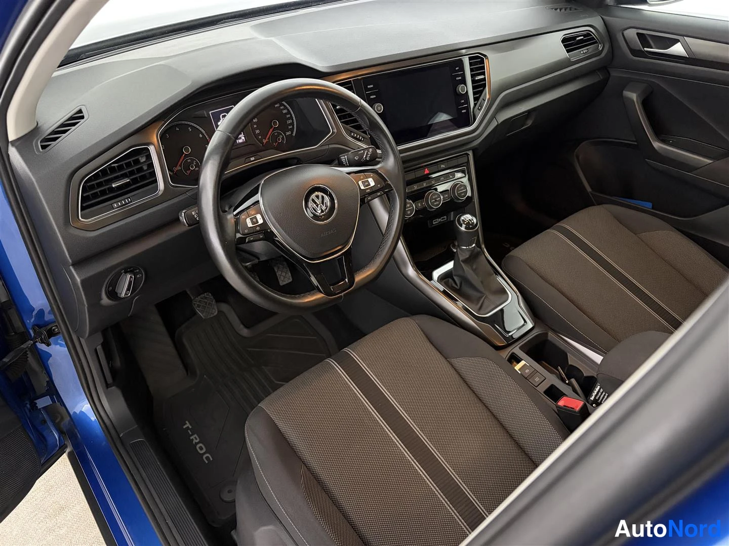 Sininen Volkswagen T-Roc 2019, kuva 20
