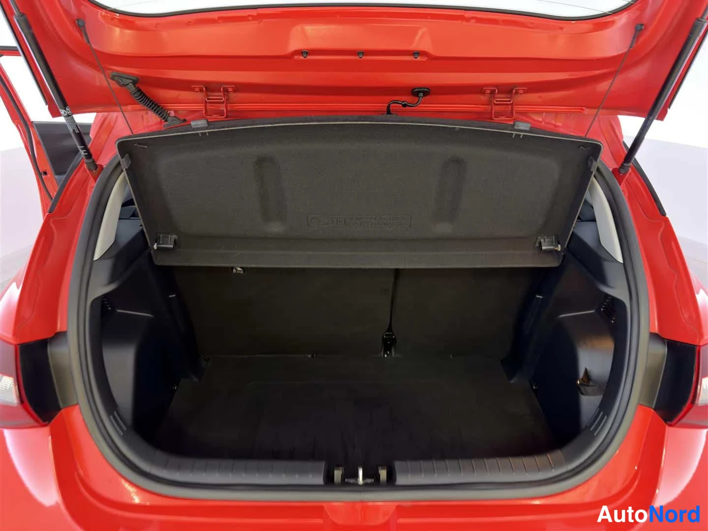 Röd Hyundai i20 2021, bild 18