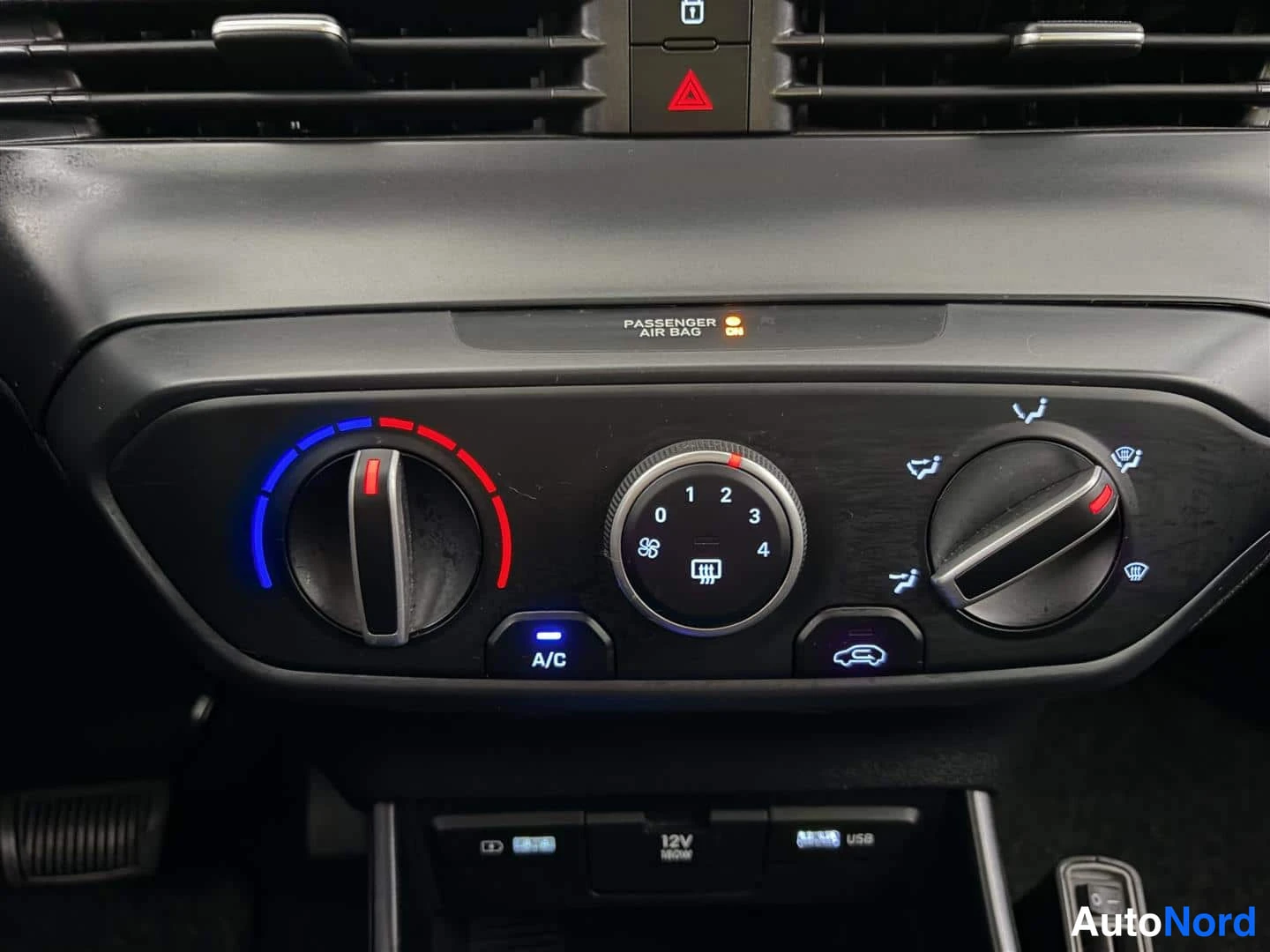 Röd Hyundai i20 2021, bild 23