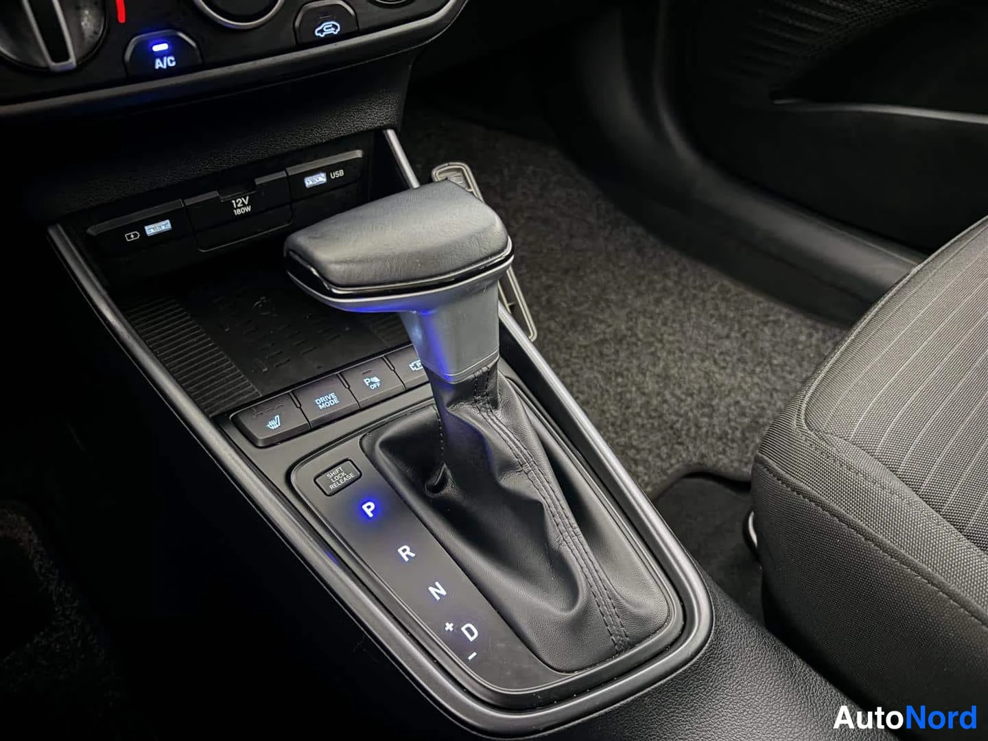 Röd Hyundai i20 2021, bild 24