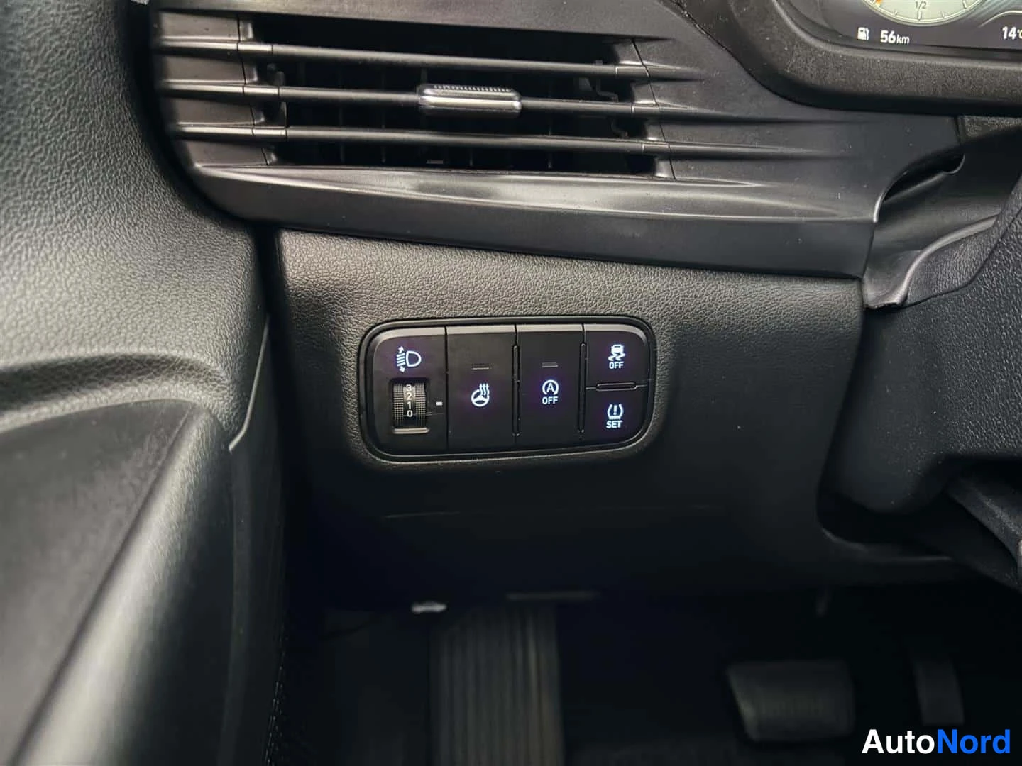 Röd Hyundai i20 2021, bild 28