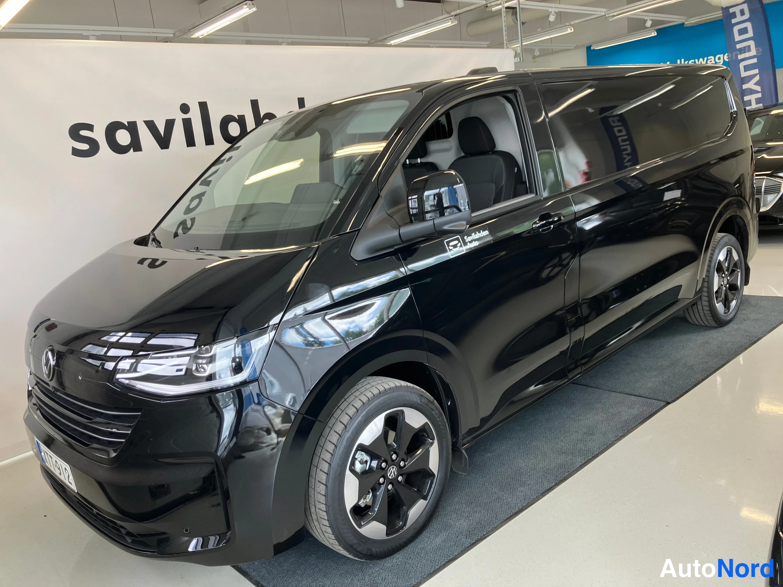Musta Volkswagen Transporter 2026, kuva 2