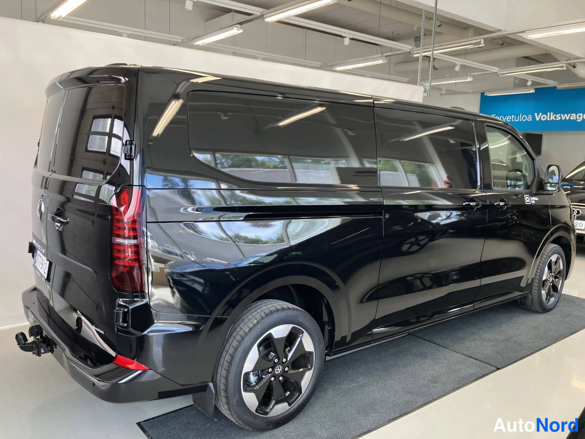 Musta Volkswagen Transporter 2026, kuva 11
