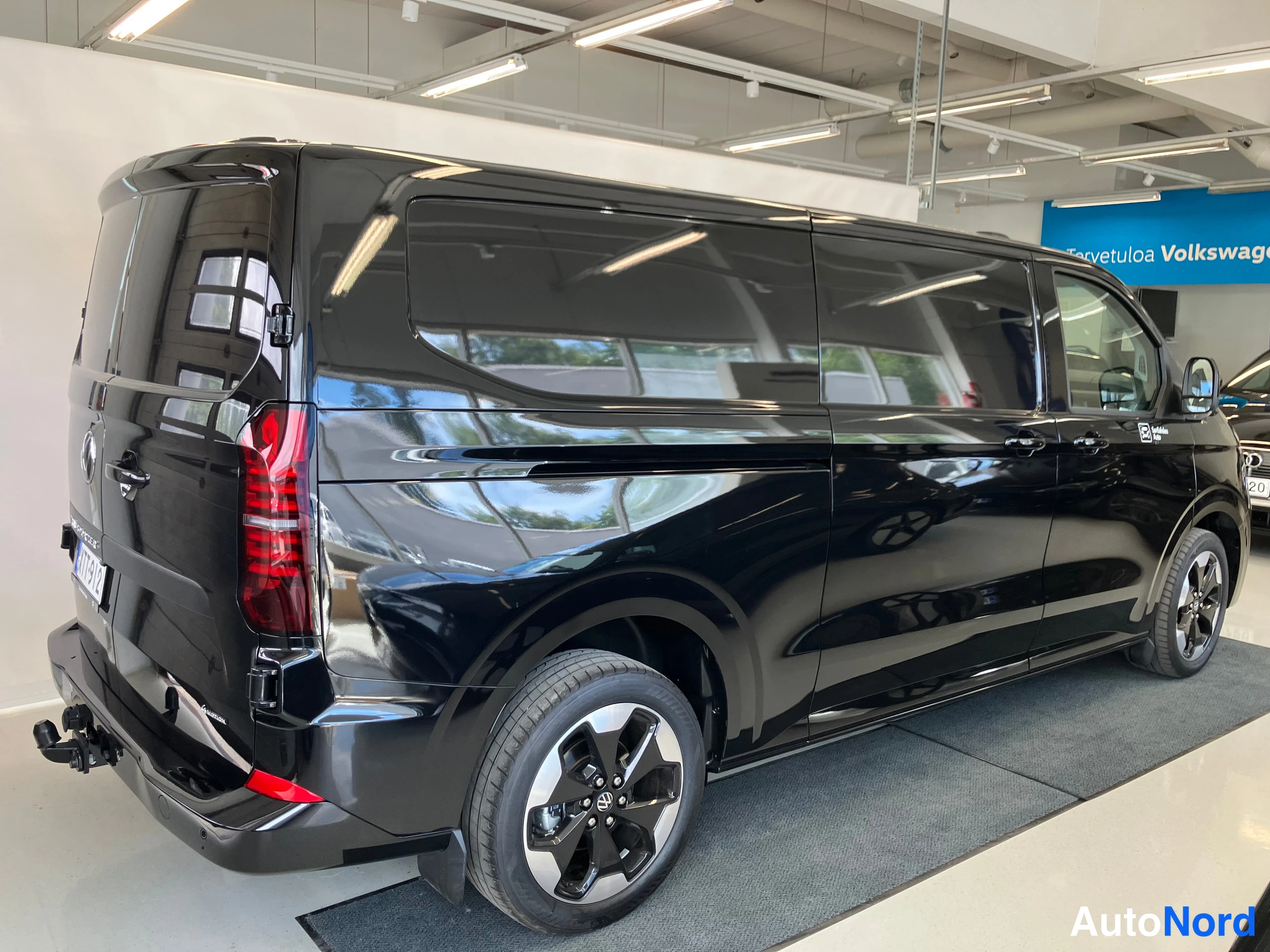 Musta Volkswagen Transporter 2026, kuva 12