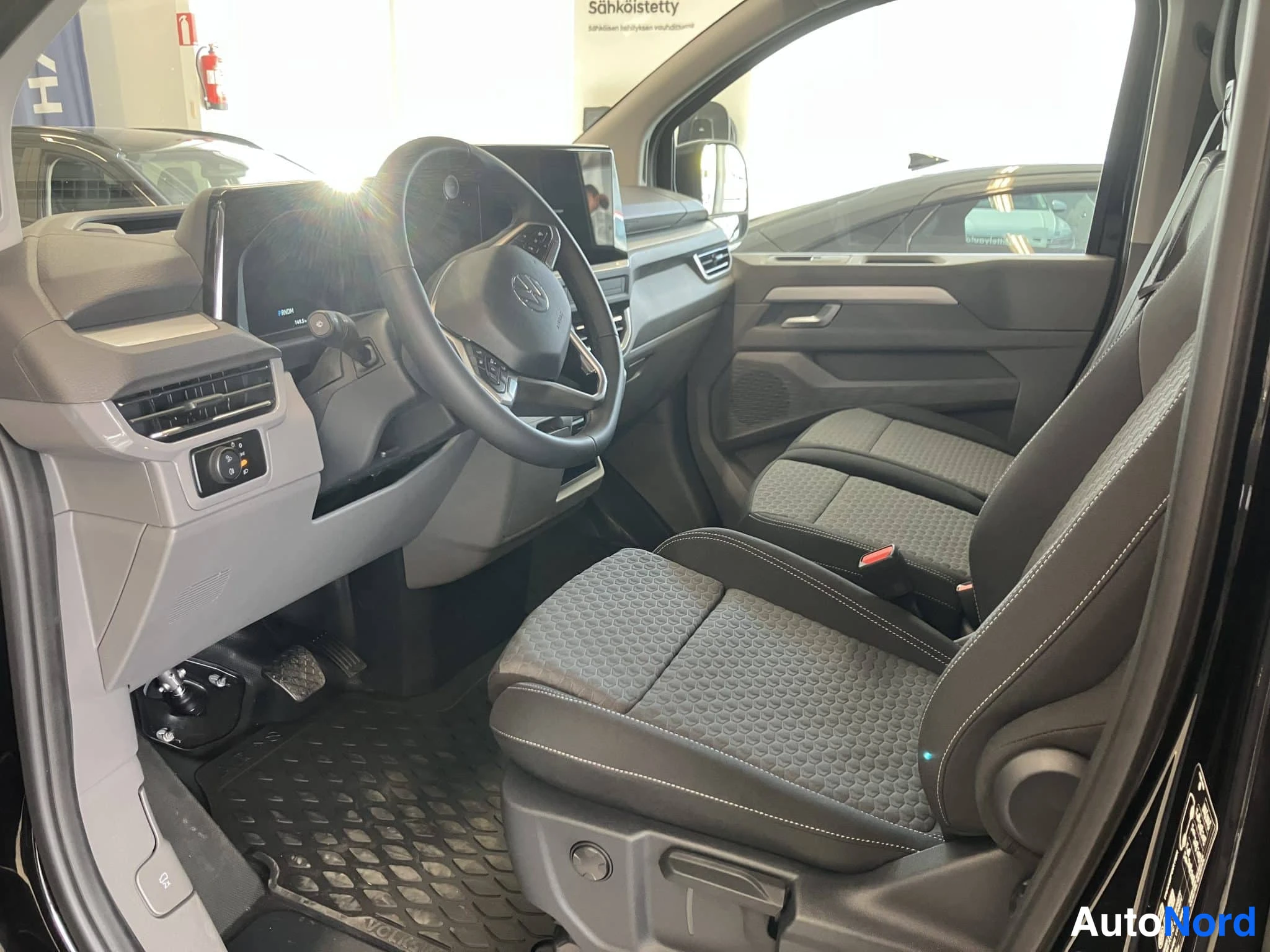 Musta Volkswagen Transporter 2026, kuva 13