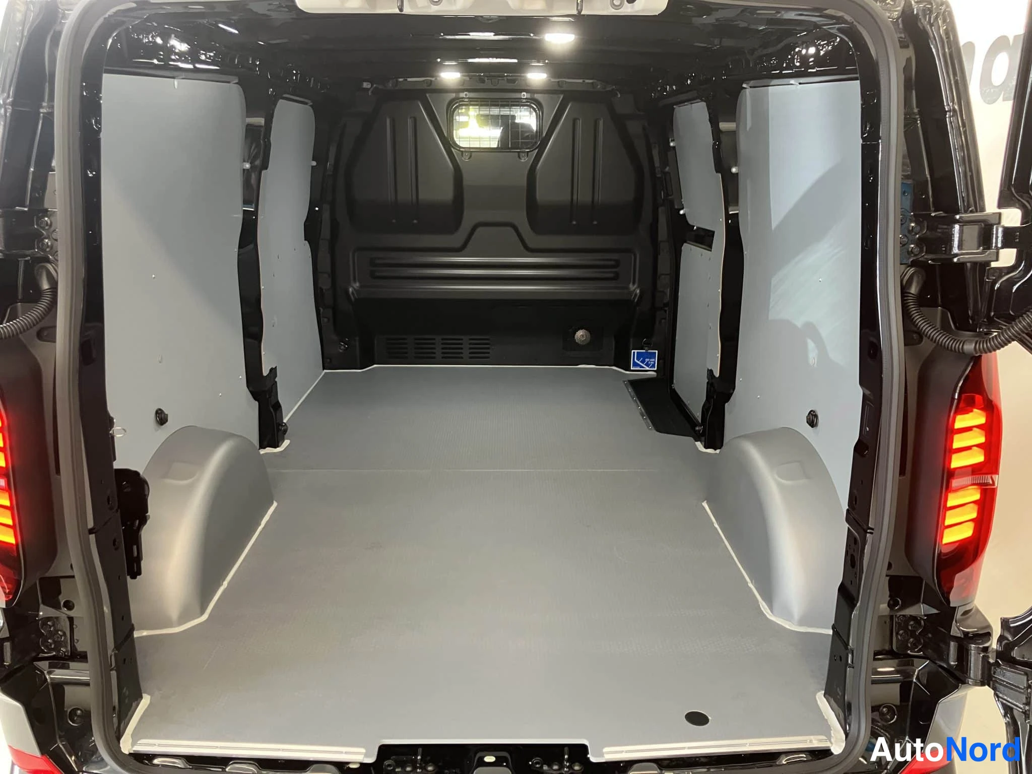 Musta Volkswagen Transporter 2026, kuva 21