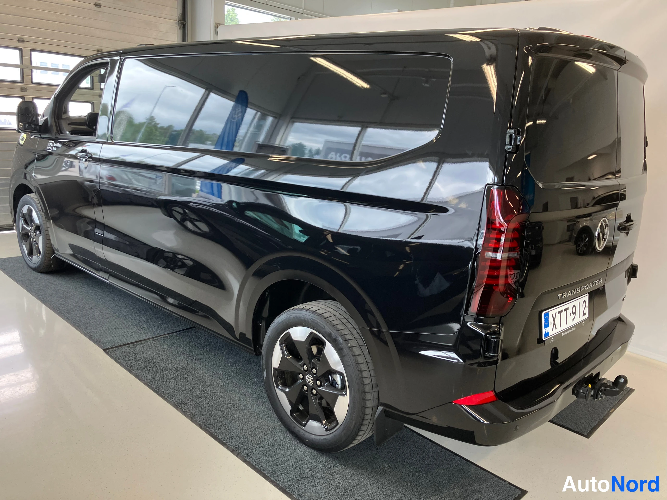 Musta Volkswagen Transporter 2026, kuva 4