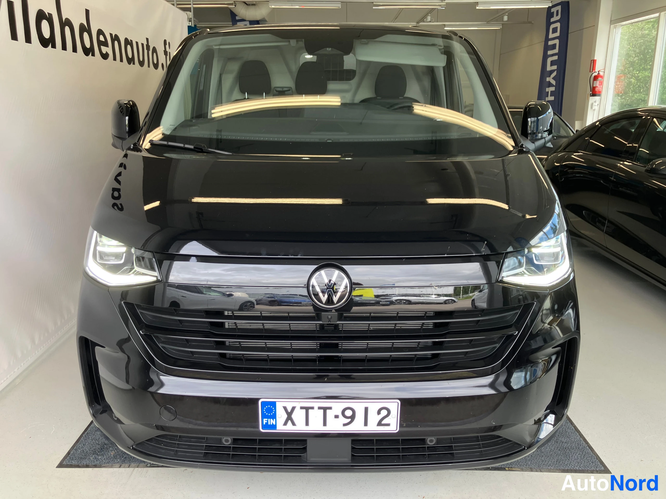 Musta Volkswagen Transporter 2026, kuva 6
