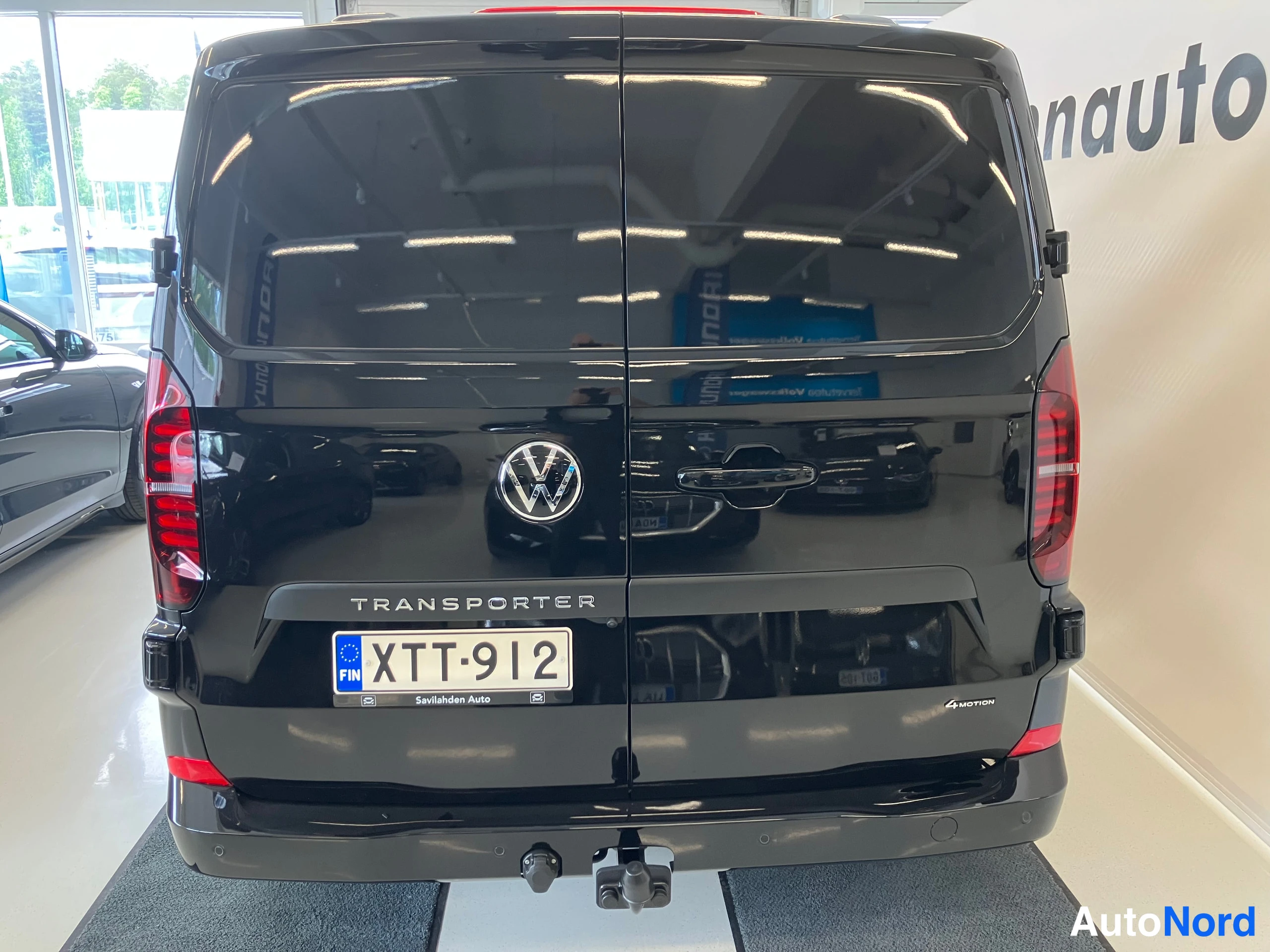 Musta Volkswagen Transporter 2026, kuva 8