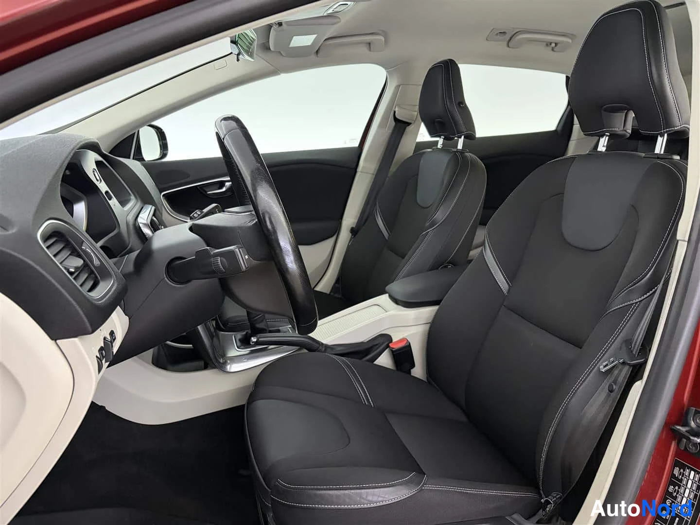 Punainen Volvo V40 2013, kuva 16