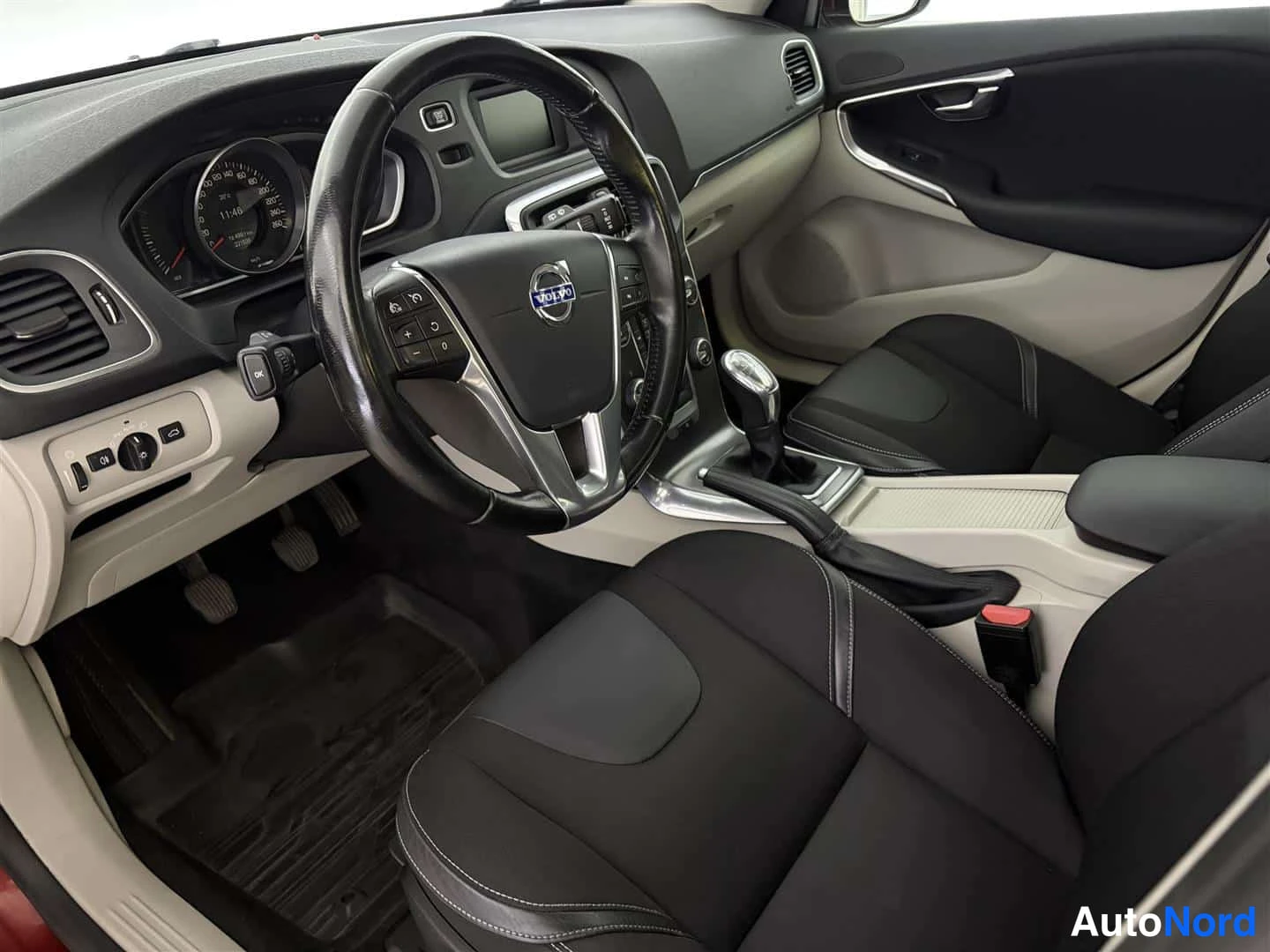 Punainen Volvo V40 2013, kuva 17
