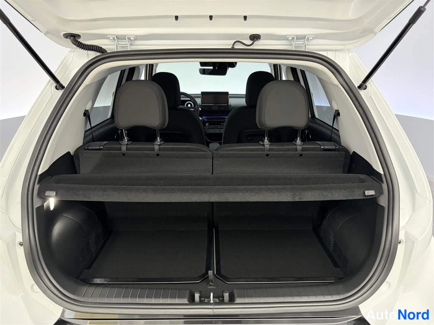 Valkoinen Hyundai Inster 2026, kuva 19