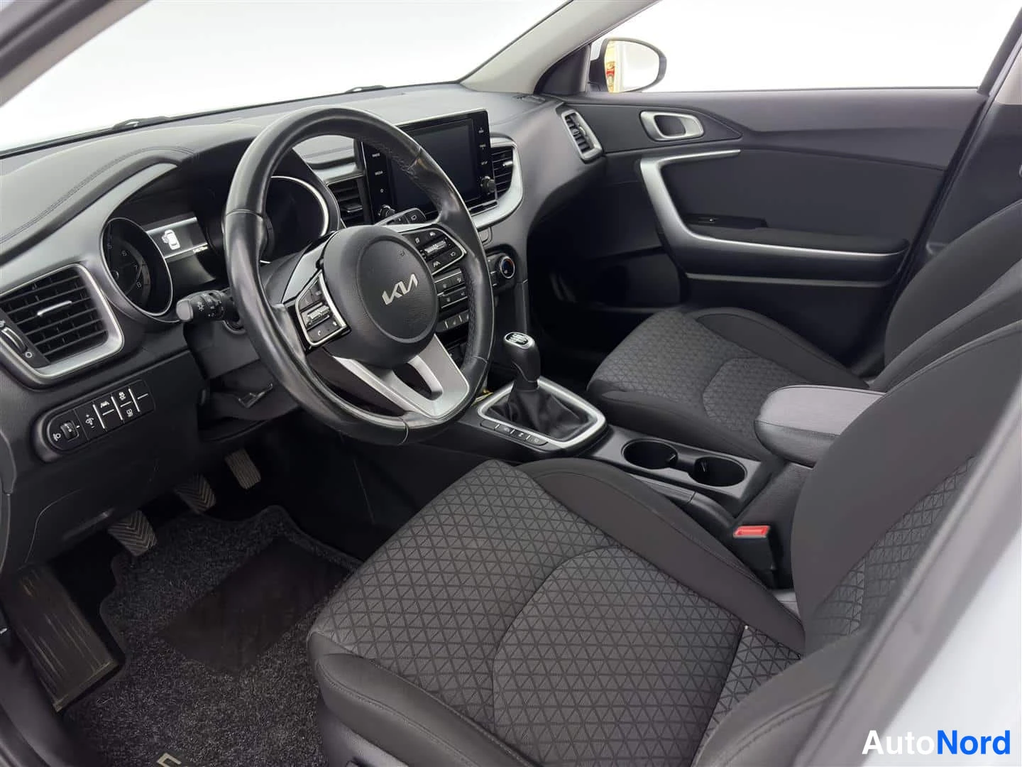 White Kia Ceed 2023, photo 17