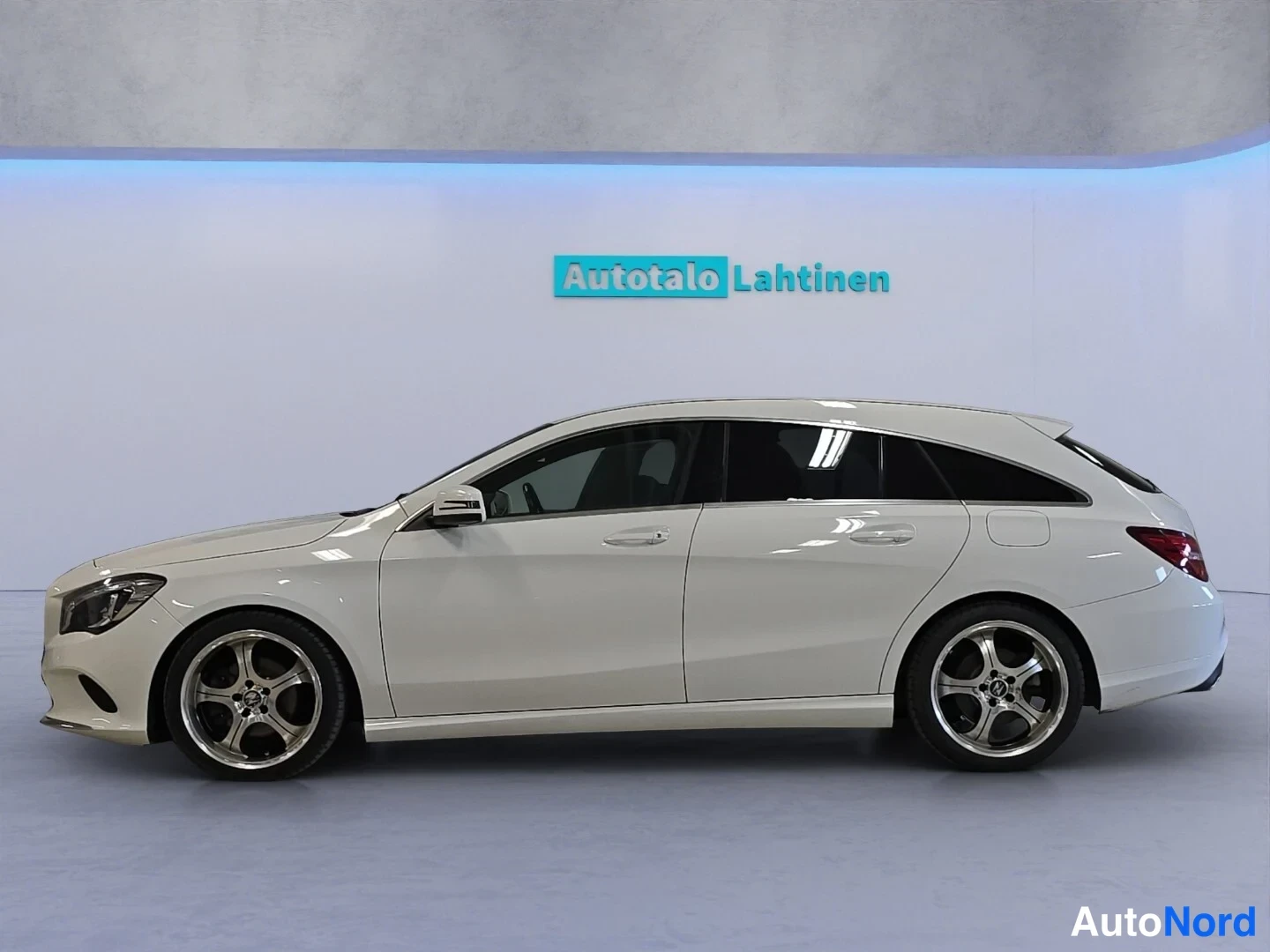 Valkoinen Mercedes-Benz CLA 180 2018, sivulta, kuva 5
