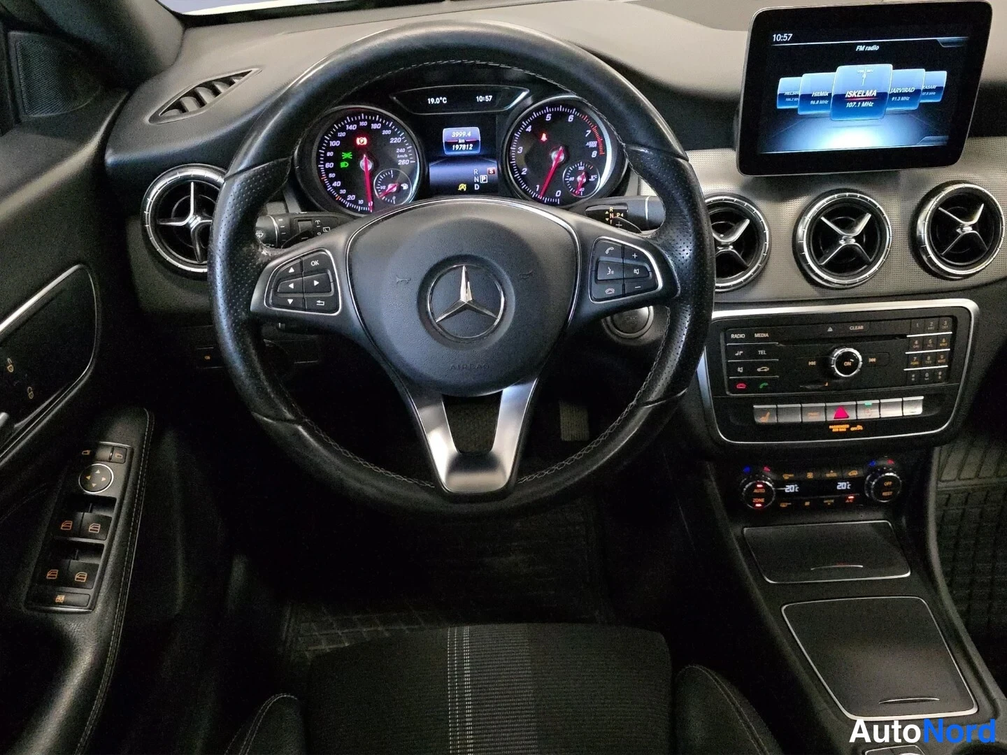 Valkoinen Mercedes-Benz CLA 180 2018, ohjaamo, kuva 10