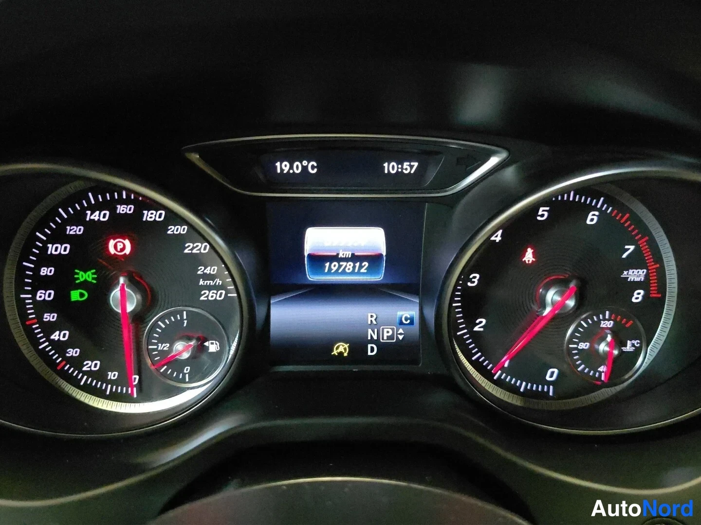 Valkoinen Mercedes-Benz CLA 180 2018, yksityiskohta, kuva 15