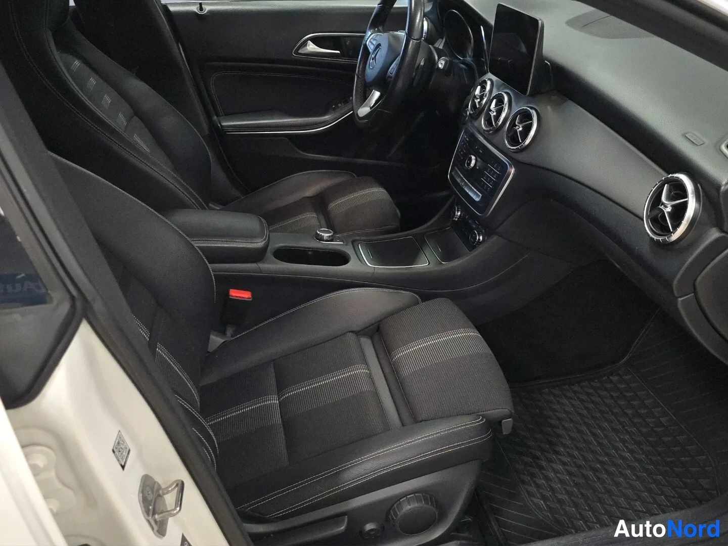 Valkoinen Mercedes-Benz CLA 180 2018, etuistuimet, kuva 11
