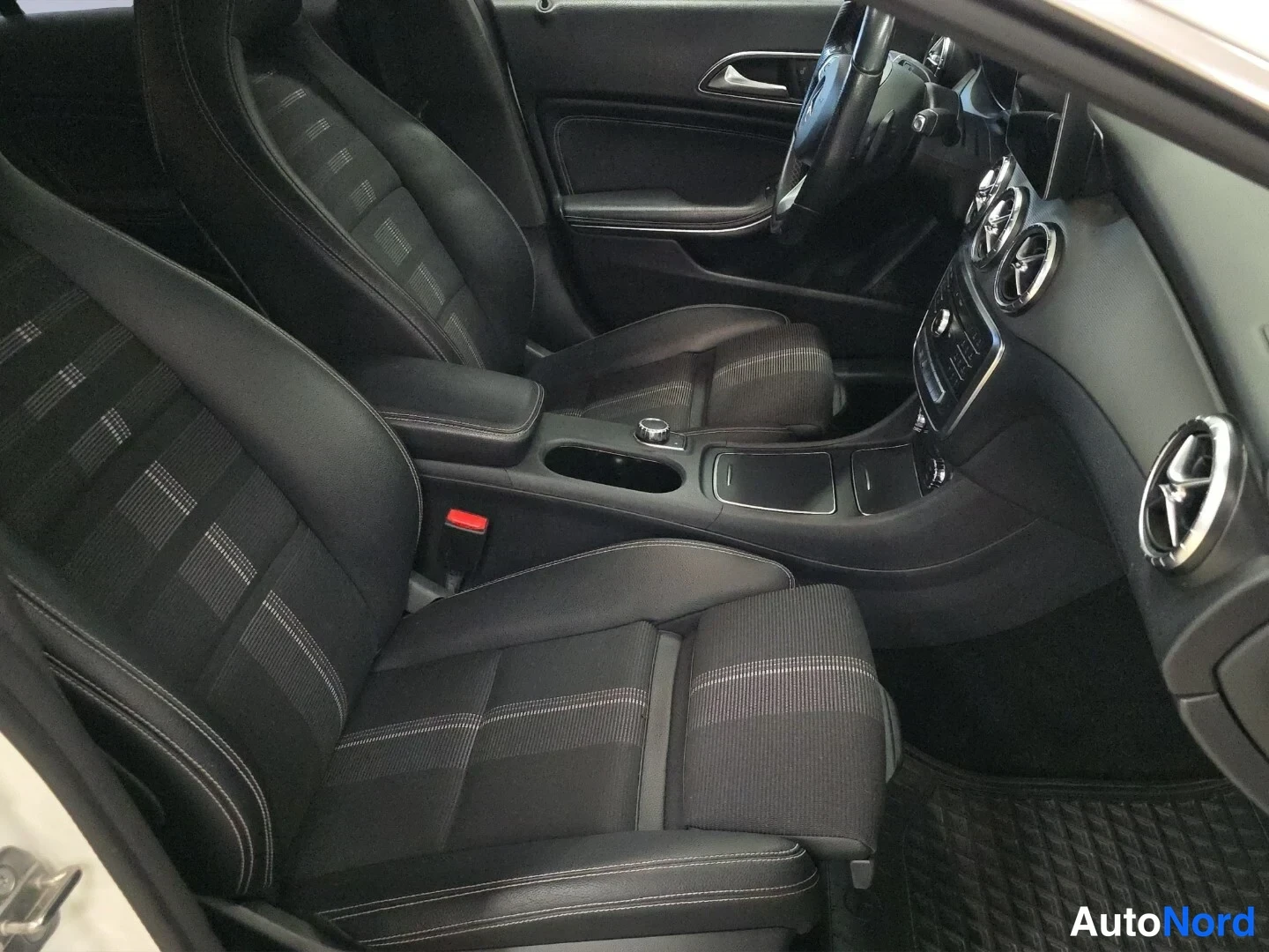 Valkoinen Mercedes-Benz CLA 180 2018, etuistuimet, kuva 12