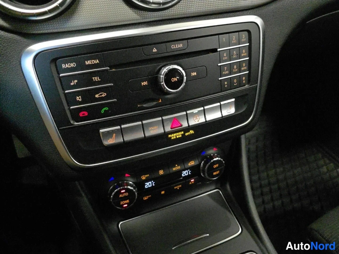Valkoinen Mercedes-Benz CLA 180 2018, yksityiskohta, kuva 16