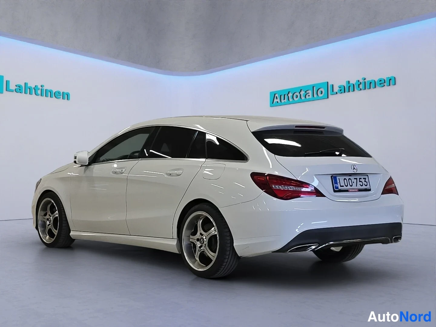 Valkoinen Mercedes-Benz CLA 180 2018, takaviisto, kuva 6