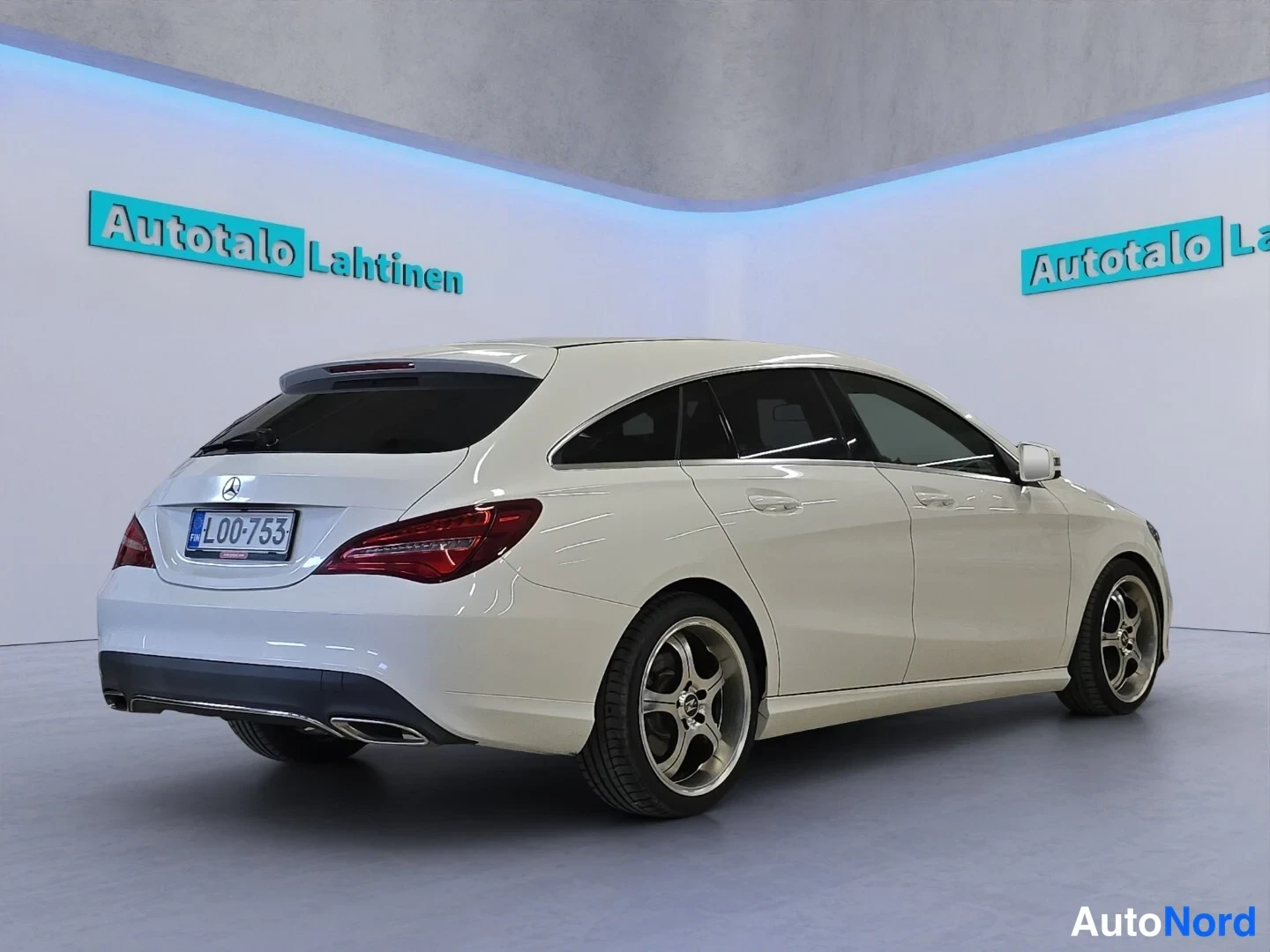 Valkoinen Mercedes-Benz CLA 180 2018, takaviisto, kuva 7