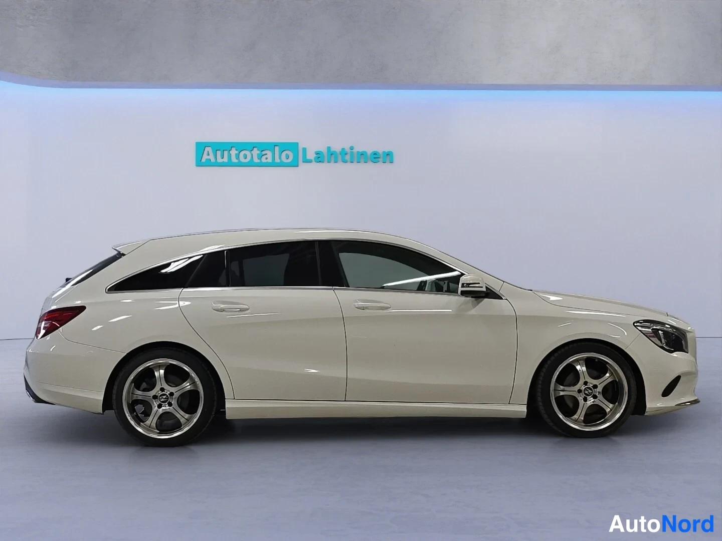 Valkoinen Mercedes-Benz CLA 180 2018, etuviisto, keula oikealle, kuva 2