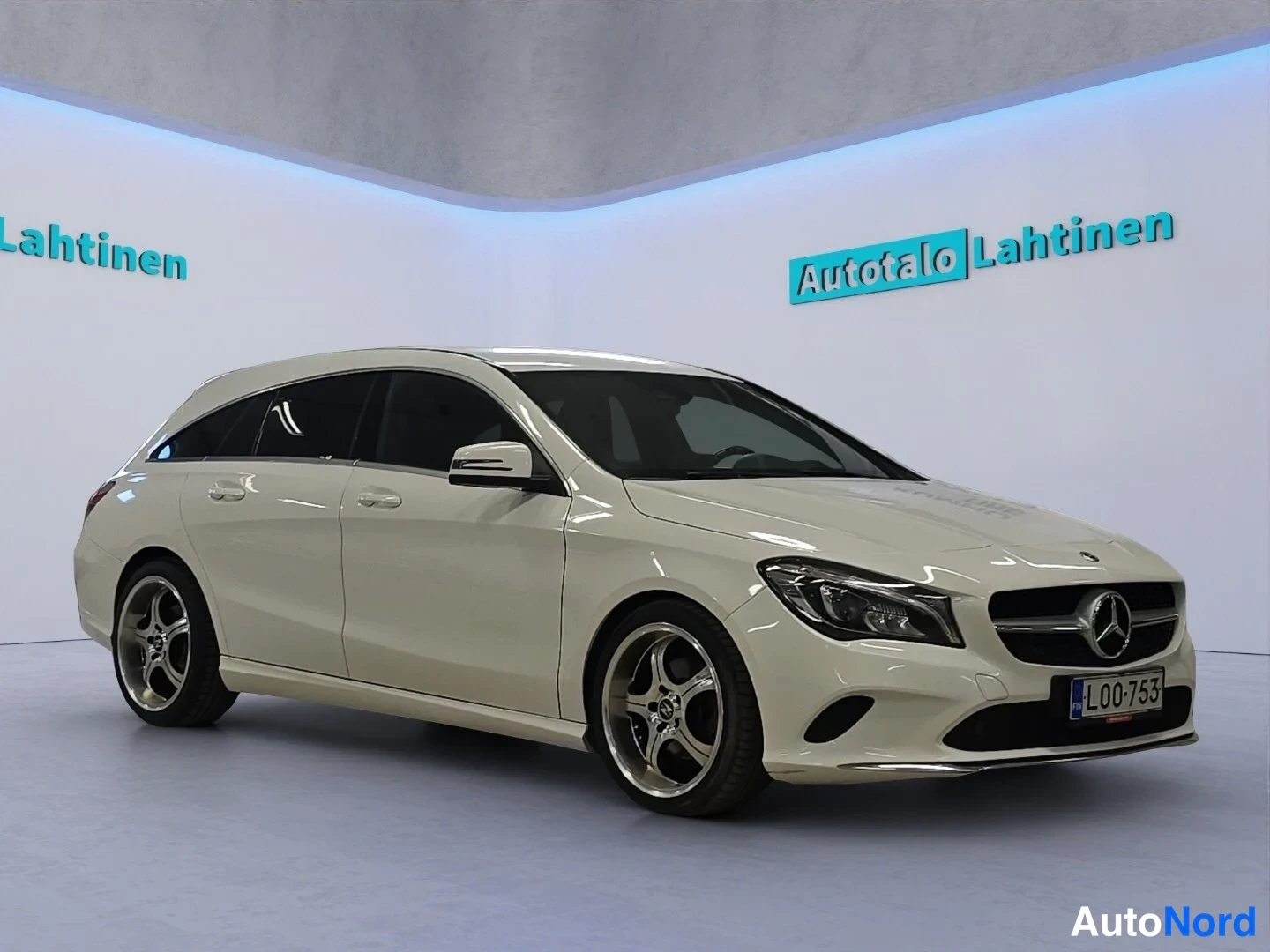 Valkoinen Mercedes-Benz CLA 180 2018, etuviisto, keula oikealle, kuva 3