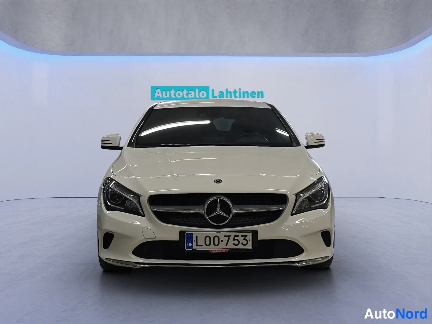 Valkoinen Mercedes-Benz CLA 180 2018, edestä, kuva 4