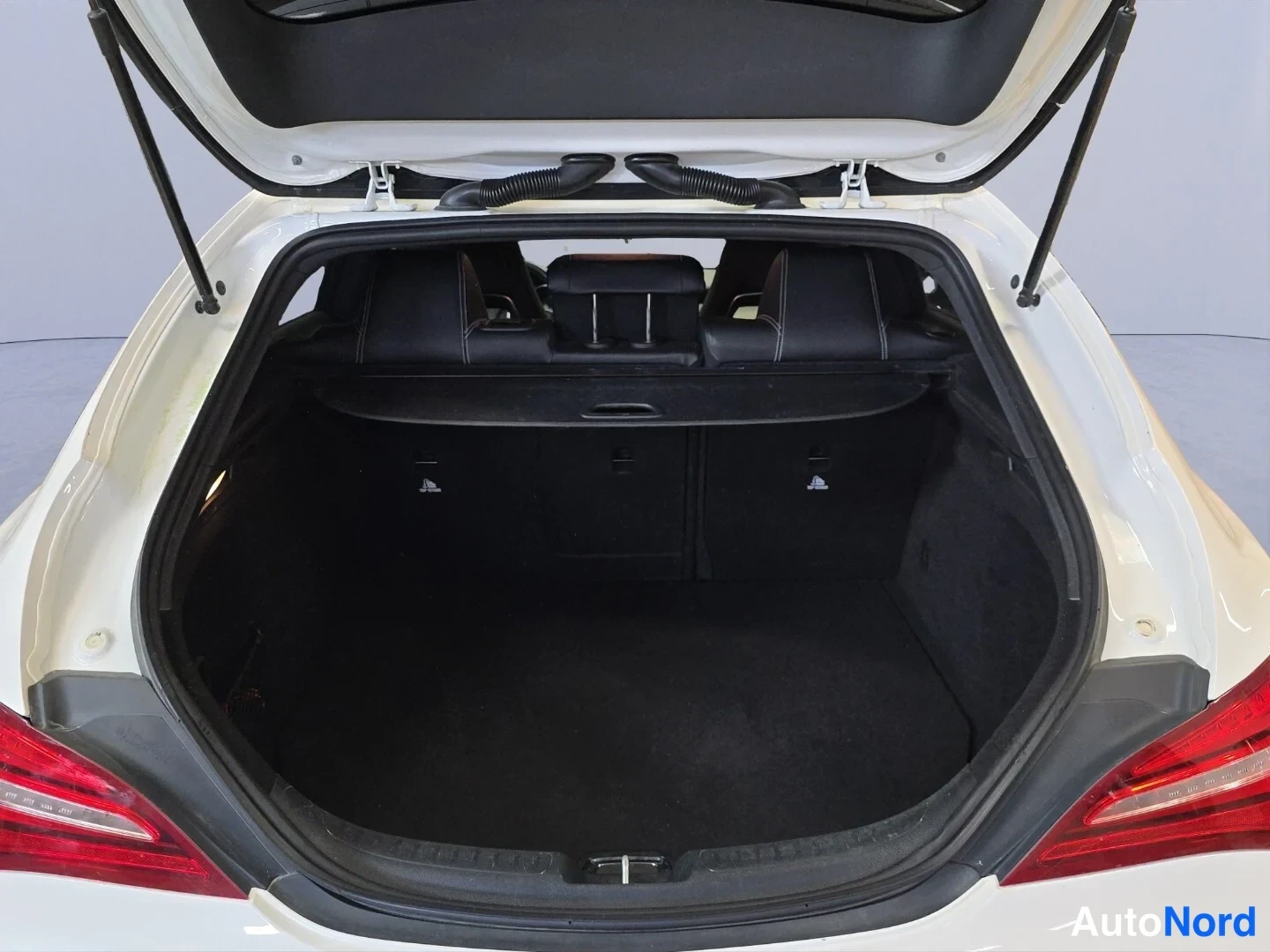 Valkoinen Mercedes-Benz CLA 180 2018, tavaratila, kuva 14