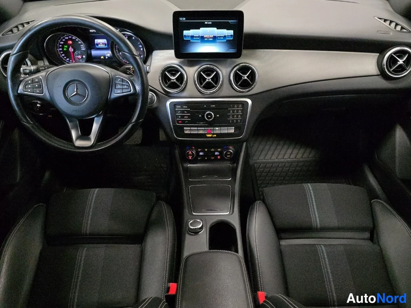 Valkoinen Mercedes-Benz CLA 180 2018, ohjaamo, kuva 9