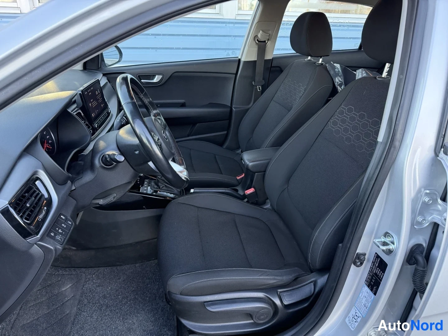 Silver Kia Rio 2021, front seats, photo 3