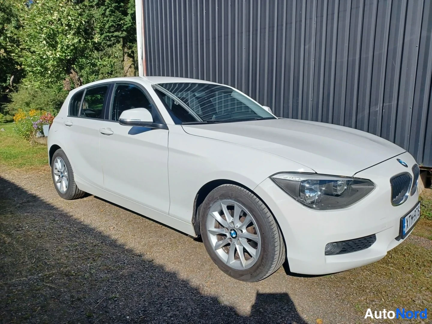 Valkoinen BMW 118d 2012, etuviisto, keula oikealle, kuva 5